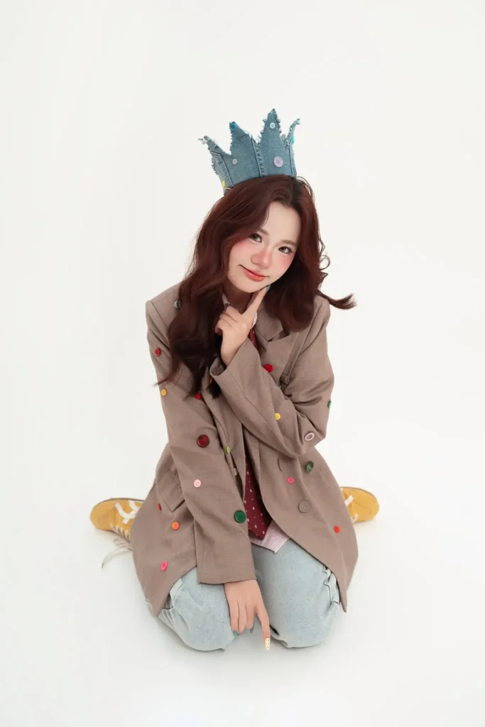 Chụp concept sinh nhật người lớn: chọn phụ kiện và mục đích ảnh 8 Chân dung với blazer và vương miện