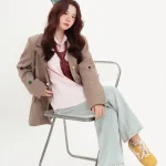 Chân dung với blazer và vương miện