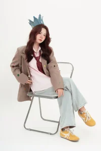 Chụp ảnh concept với blazer: phối đồ và phụ kiện theo cá tính 5 Chân dung với blazer và vương miện