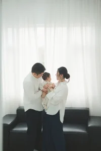 Chụp ảnh gia đình 3 người: bố cục ngồi, đứng và tương tác 8 Chụp ảnh gia đình trong studio