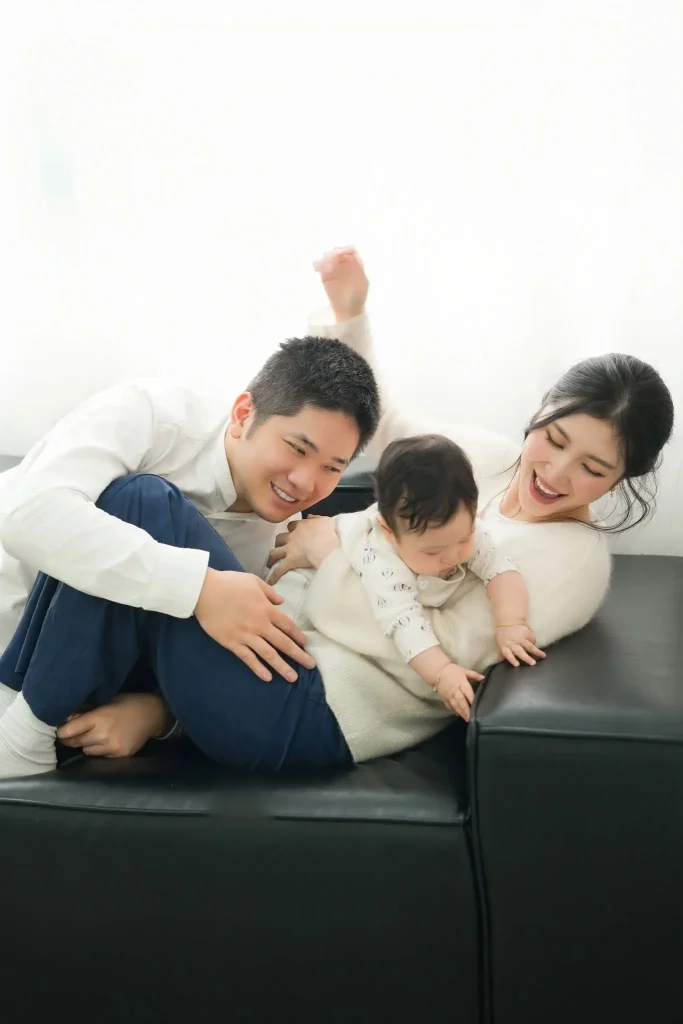 Chụp ảnh gia đình 3 người: bố cục ngồi, đứng và tương tác 2 Chụp ảnh gia đình trong studio