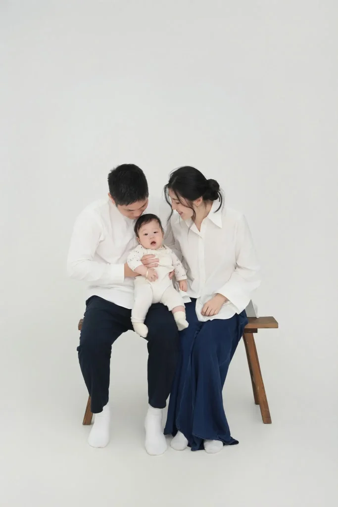 Chụp ảnh gia đình phông trắng: giữ chi tiết áo và gương mặt 2 Chụp ảnh gia đình trong studio
