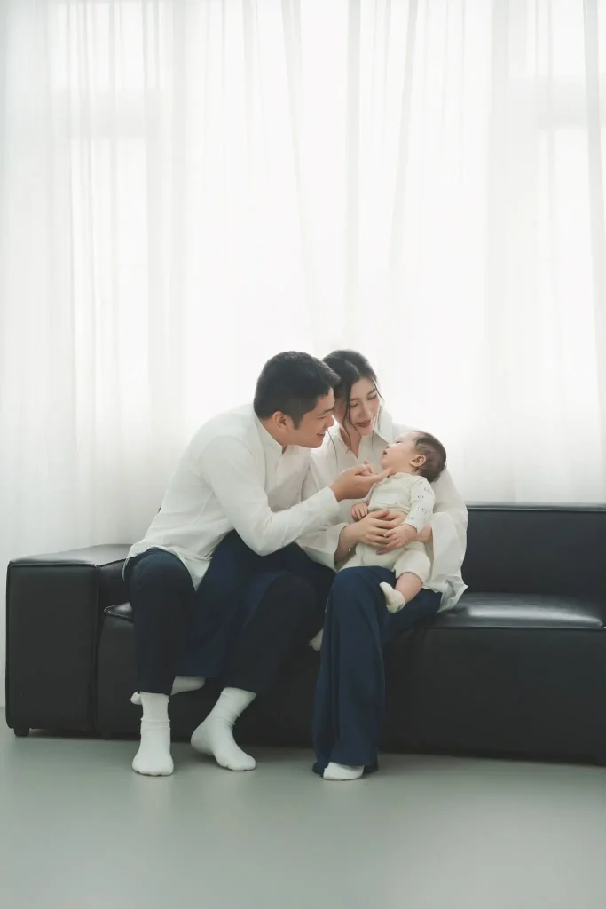 Chụp ảnh gia đình 3 người: bố cục ngồi, đứng và tương tác 3 Chụp ảnh gia đình trong studio