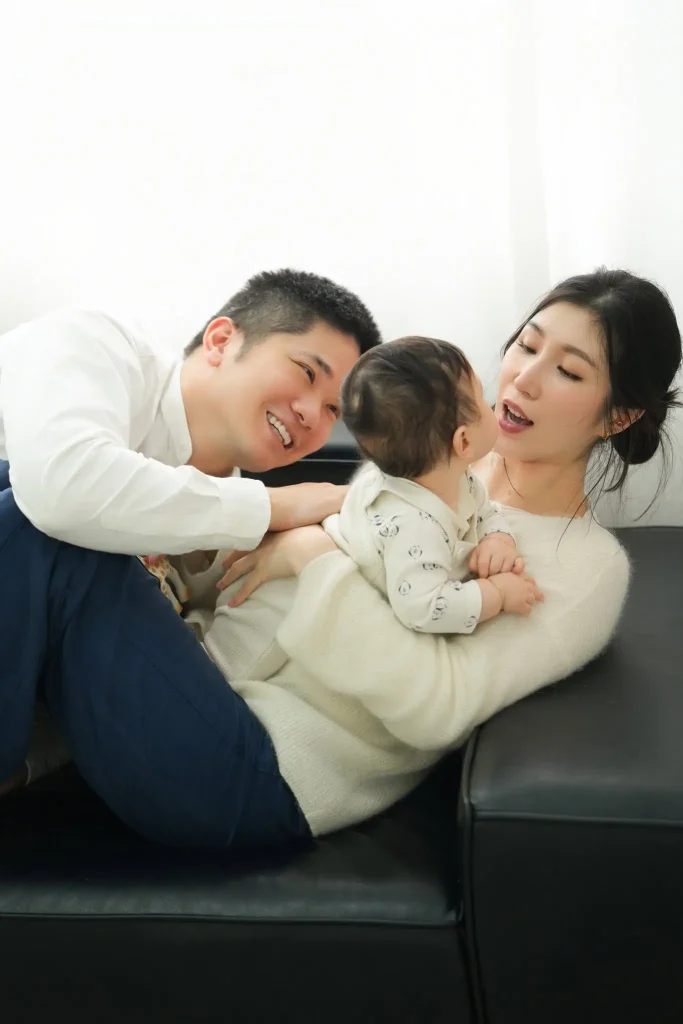Chụp ảnh gia đình 3 người: bố cục ngồi, đứng và tương tác 4 Chụp ảnh gia đình trong studio