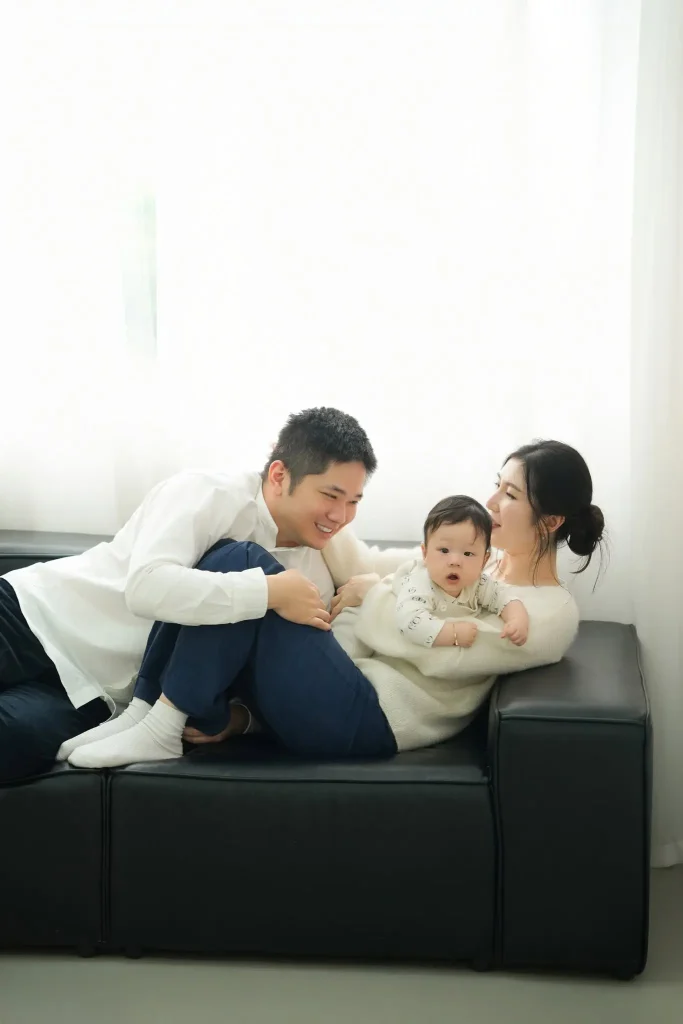 Chụp ảnh gia đình phông trắng: giữ chi tiết áo và gương mặt 3 Chụp ảnh gia đình trong studio