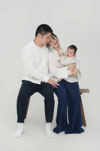 Chụp ảnh gia đình phông trắng: giữ chi tiết áo và gương mặt 12 Chụp ảnh gia đình trong studio