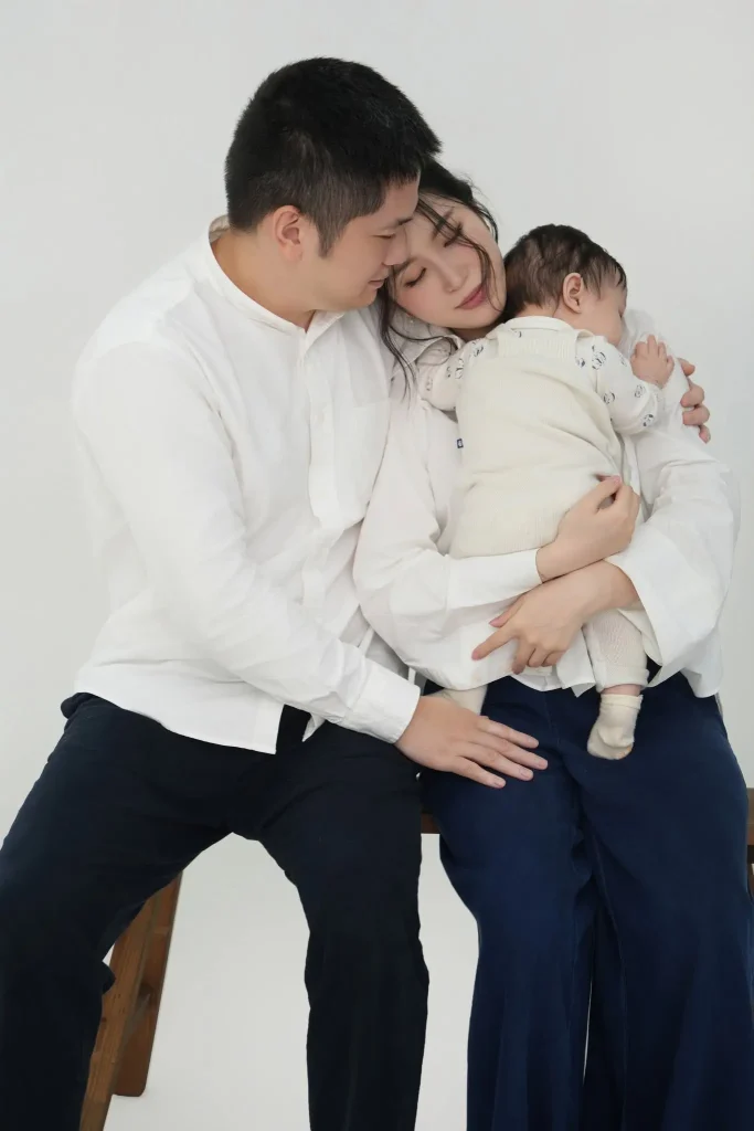 Chụp ảnh gia đình phông trắng: giữ chi tiết áo và gương mặt 4 Chụp ảnh gia đình trong studio
