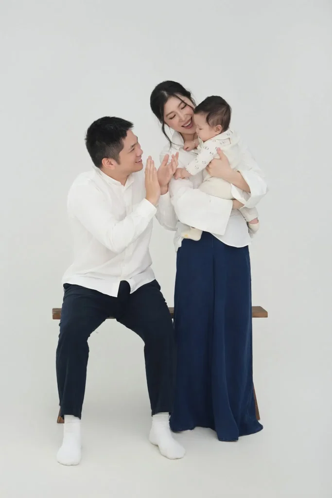 Chụp ảnh gia đình phông trắng: giữ chi tiết áo và gương mặt 5 Chụp ảnh gia đình trong studio