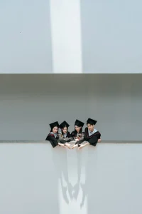 Từ một người tới cả khóa – Chụp kỷ yếu đại học 16 Nhóm bạn mặc áo cử nhân bên ban công nhìn từ dưới lên