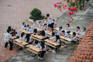 Ảnh kỷ yếu với bàn ghế ngoài sân trường nhìn từ trên cao