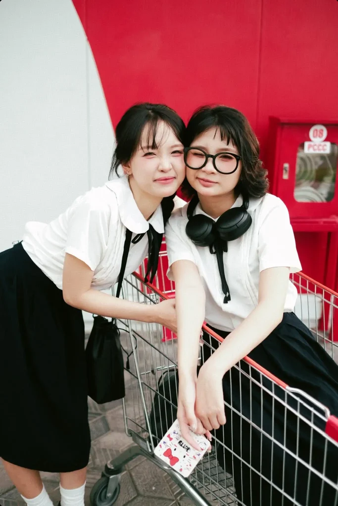 Moomi Studio — Bé & gia đình, kỷ yếu và sự kiện 48 Đôi bạn thân ôm nhau trước nền đỏ