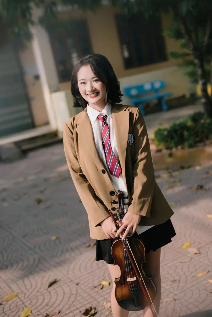 Chân dung toàn thân bạn nữ mặc blazer nâu ở sân trường