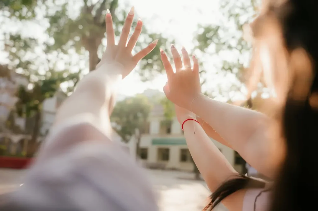 Chi tiết bàn tay bạn bè trong ánh sáng ấm