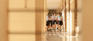 Nhóm bạn cầm chong chóng đi qua hành lang có nắng