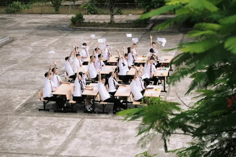 Cả lớp mặc đồng phục chụp ảnh cùng bàn ghế trên sân trường
