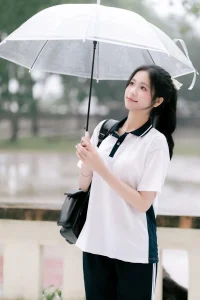 Gần nhau dưới chiếc ô trong – Chụp kỷ yếu với ô trong suốt 10 Nữ sinh chụp chân dung với ô trong suốt giữa cây xanh
