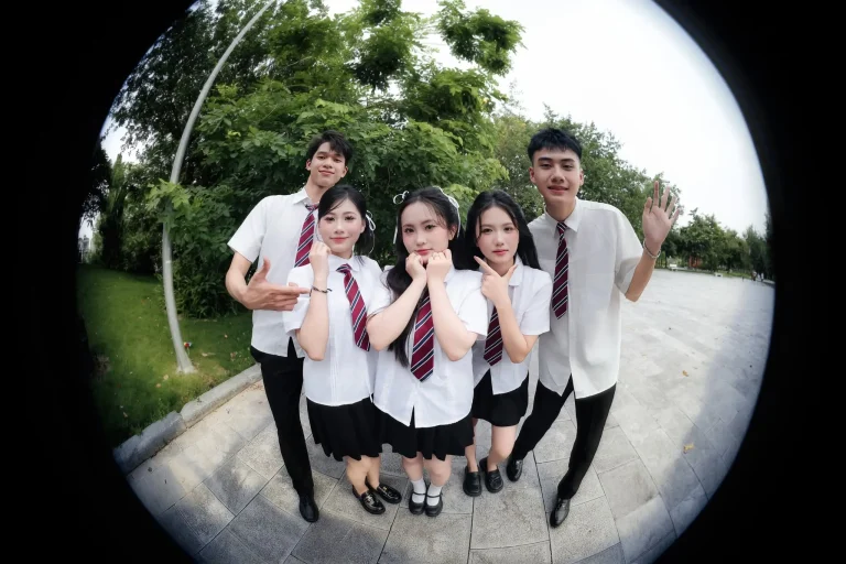 Ảnh fisheye nhóm bạn mặc đồng phục tụ lại gần máy ảnh