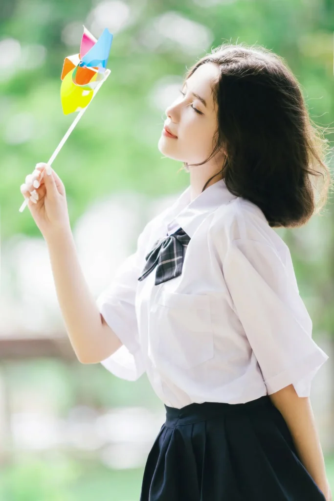 Gió ghé qua giờ ra chơi – Concept kỷ yếu chong chóng 3 Nữ sinh cầm chong chóng trong đồng phục trắng