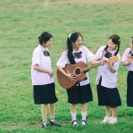Nhóm bạn cùng nhạc cụ trong sân trường