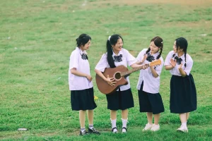 Nhóm bạn cùng nhạc cụ trong sân trường