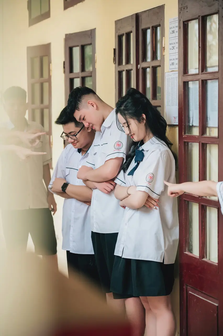 Hai học sinh đứng trước cửa lớp