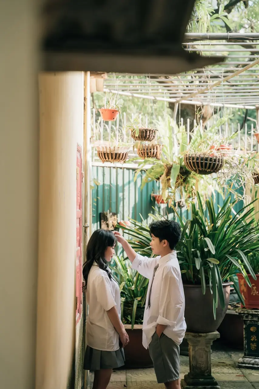 Hai học sinh trên lối đi sân trường