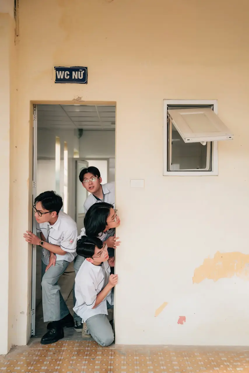 Học sinh bên khung cửa lớp