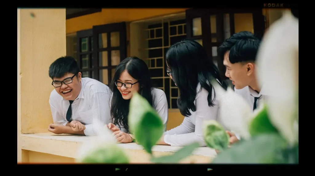 Học sinh ngồi quanh bàn trong lớp học