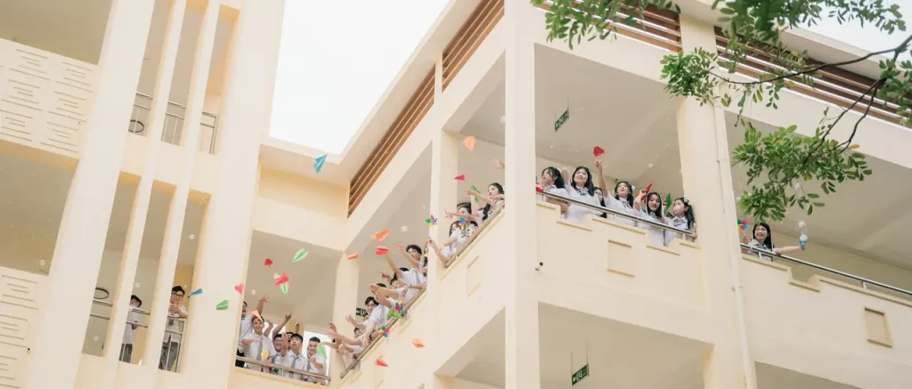 Học sinh ở các tầng hành lang của trường