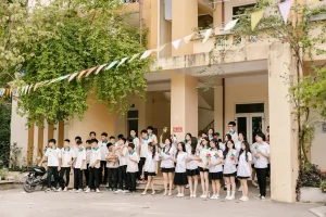 Tập thể lớp và thầy cô chụp ảnh trước dãy phòng học