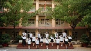 Chọn gói ảnh, chọn điều muốn giữ – So sánh báo giá kỷ yếu 6 Tập thể học sinh đứng trước tòa nhà trong sân trường