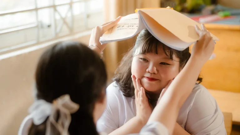 Nữ sinh đội nón lá trong không gian lớp học