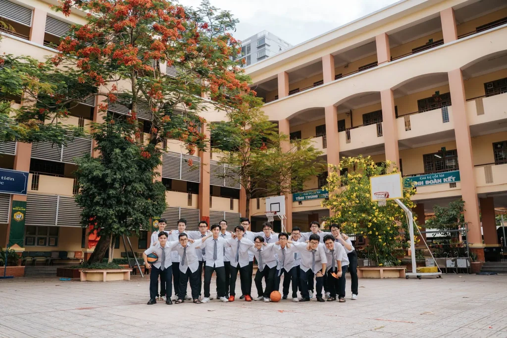 Ảnh tập thể học sinh trước dãy lớp học