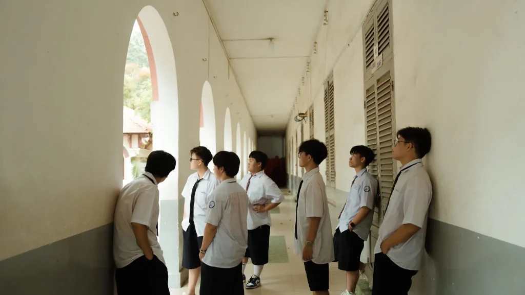 Nhóm bạn nam trò chuyện ở hành lang có cửa vòm