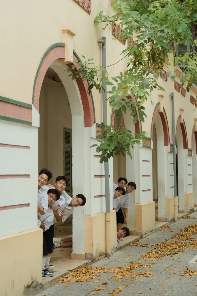 Nữ sinh mặc đồng phục đứng trước cửa vòm