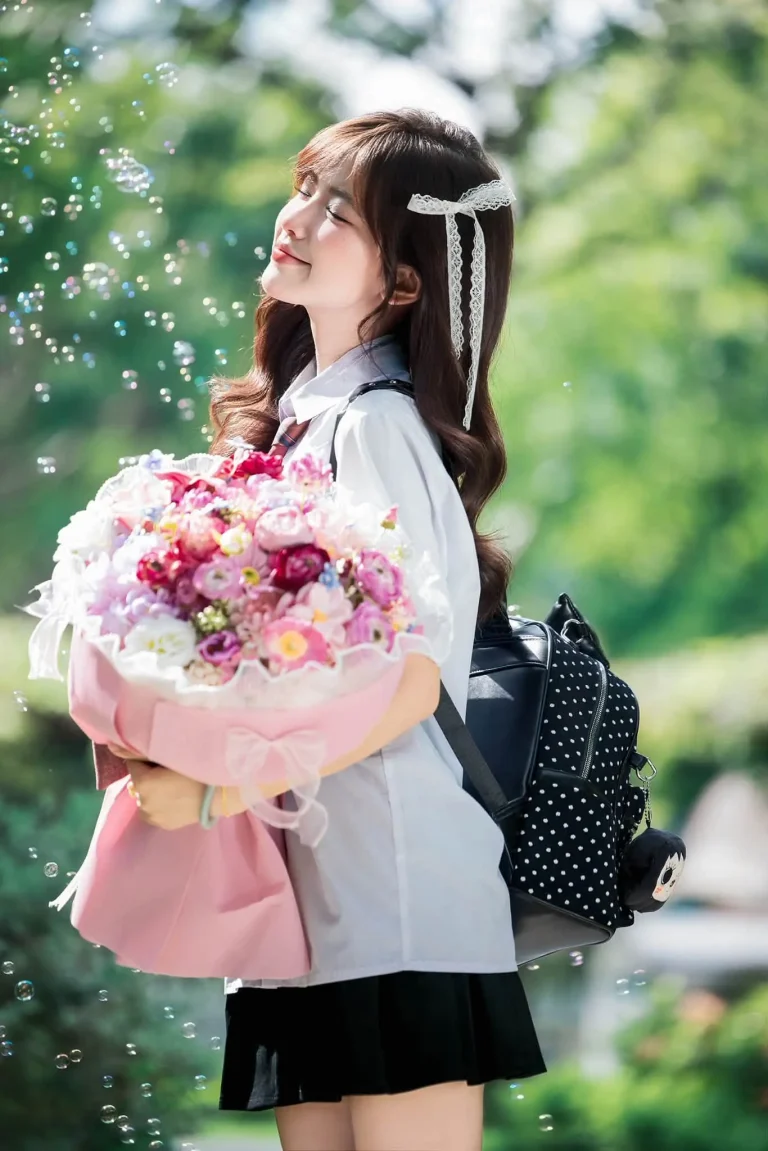 Nữ sinh với bó hoa và ba lô tại sân trường