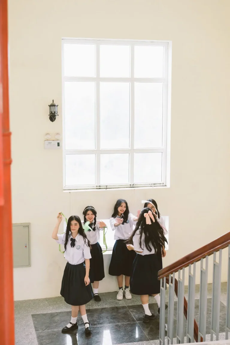 Nhóm nữ sinh trong đồng phục trắng trên cầu thang