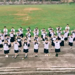 Tập thể học sinh trong đồng phục trắng trên khán đài