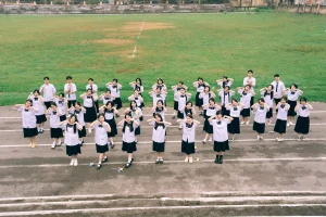 Tập thể học sinh trong đồng phục trắng trên khán đài