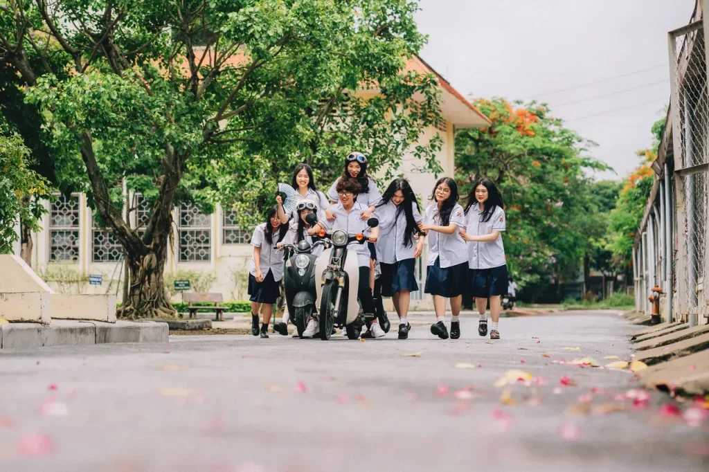 Nhóm bạn bên xe máy ở lối đi sân trường