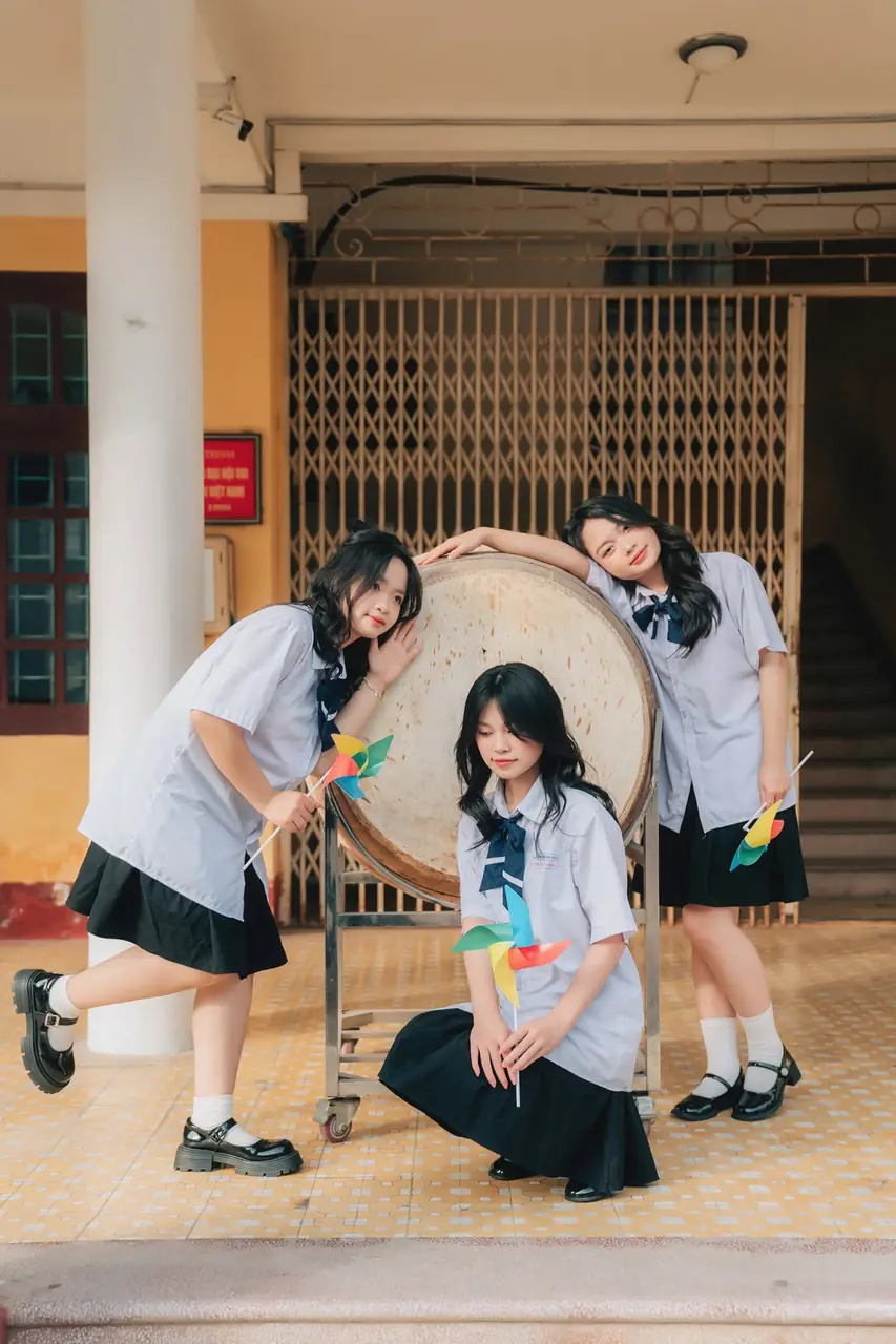 Nhóm bạn giơ tay tạo thành khung vòm