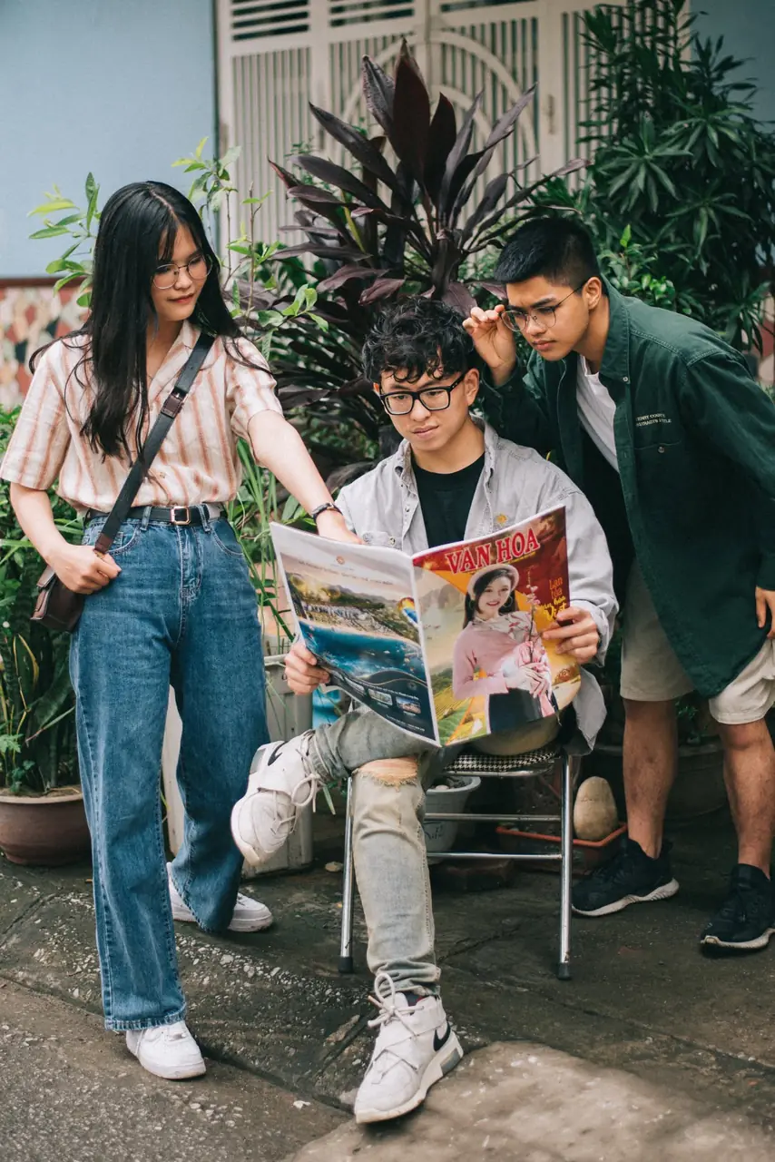 Nhóm bạn mặc trang phục xanh và jeans xem bản đồ