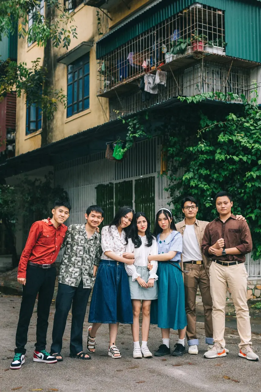 Một sắc màu, nhiều nét riêng – 6 concept kỷ yếu một màu 2 Nhóm bạn phối màu xanh kem với quần jeans