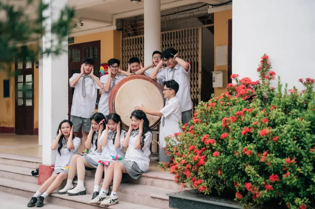 Nhóm học sinh bên trống trường
