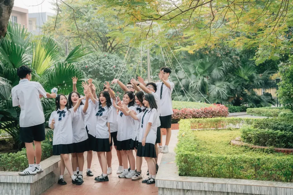 Nhóm học sinh giơ tay tạo thành vòng tròn