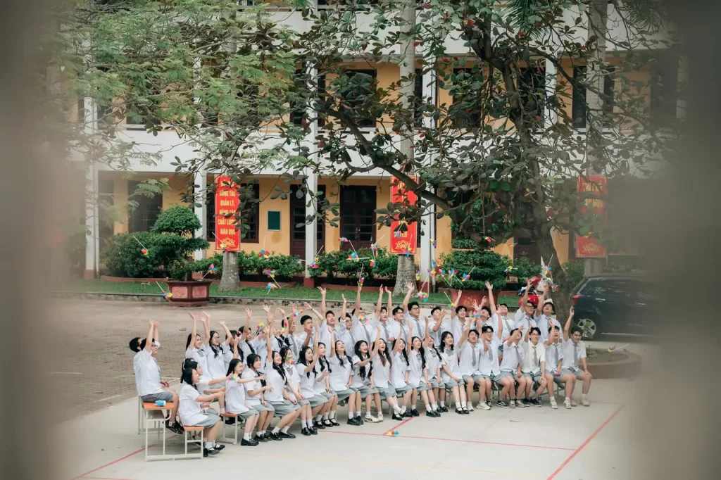 Nhóm học sinh nhìn qua cửa sổ ra sân trường