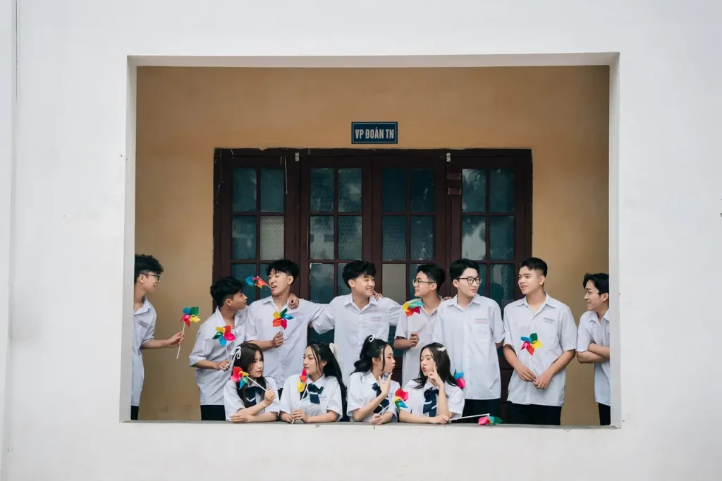 Nhóm nam sinh sau ô cửa thấp