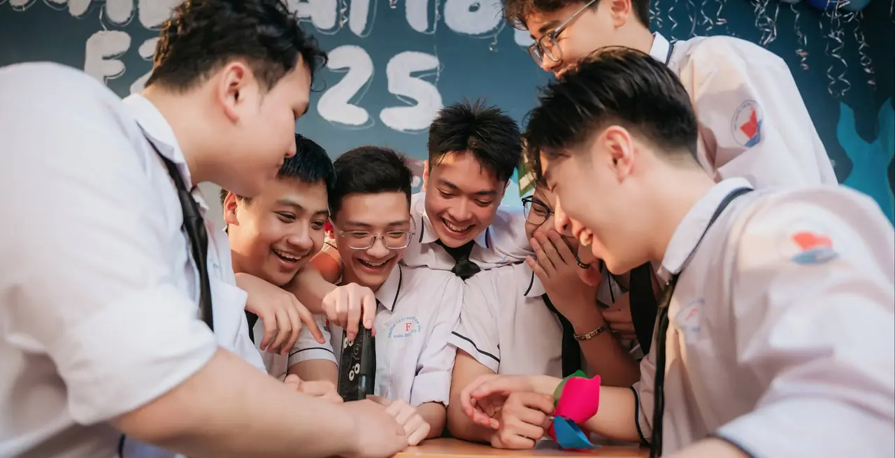 Chụp ảnh kỷ yếu tại Hưng Yên: gợi ý concept cho lớp ở khu vực Mỹ Hào – Văn Lâm 1 Nhóm nam sinh trong lớp học với chong chóng