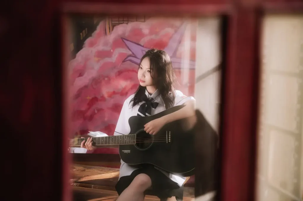 Nữ sinh cầm guitar trong lớp học
