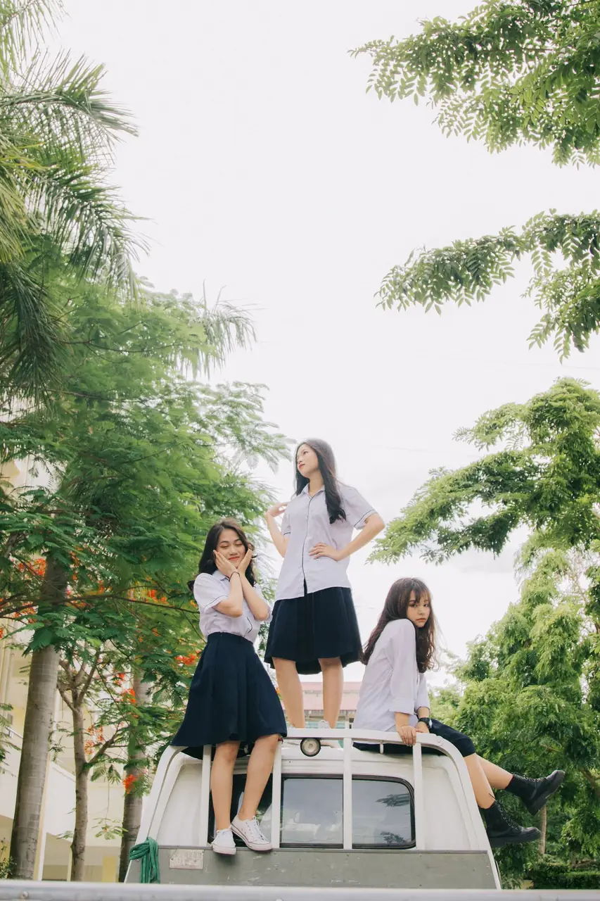 Nữ sinh đứng cạnh bậc thấp ở khuôn viên trường